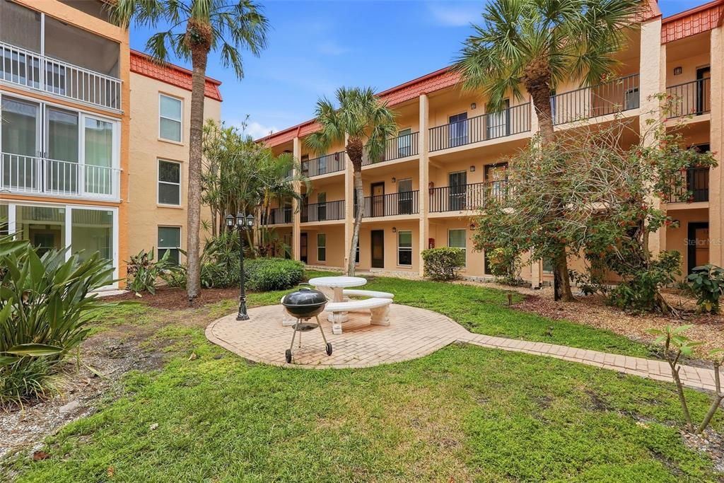 For Sale: $315,000 (1 beds, 1 baths, 470 Square Feet)