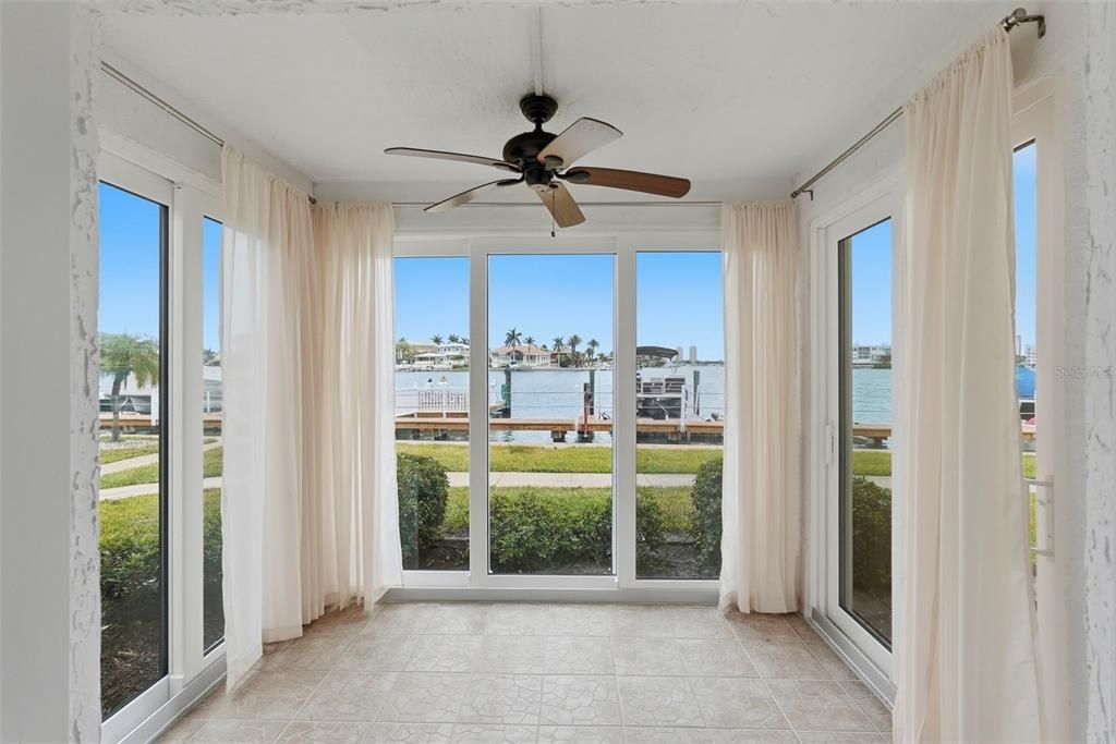 For Sale: $315,000 (1 beds, 1 baths, 470 Square Feet)