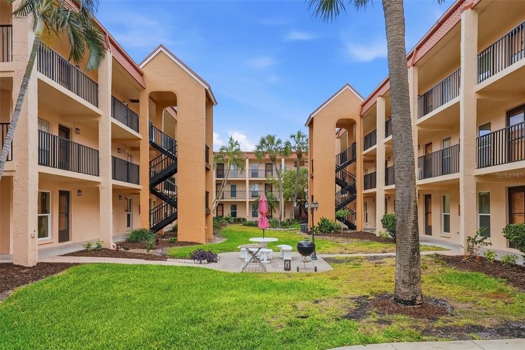 For Sale: $315,000 (1 beds, 1 baths, 470 Square Feet)