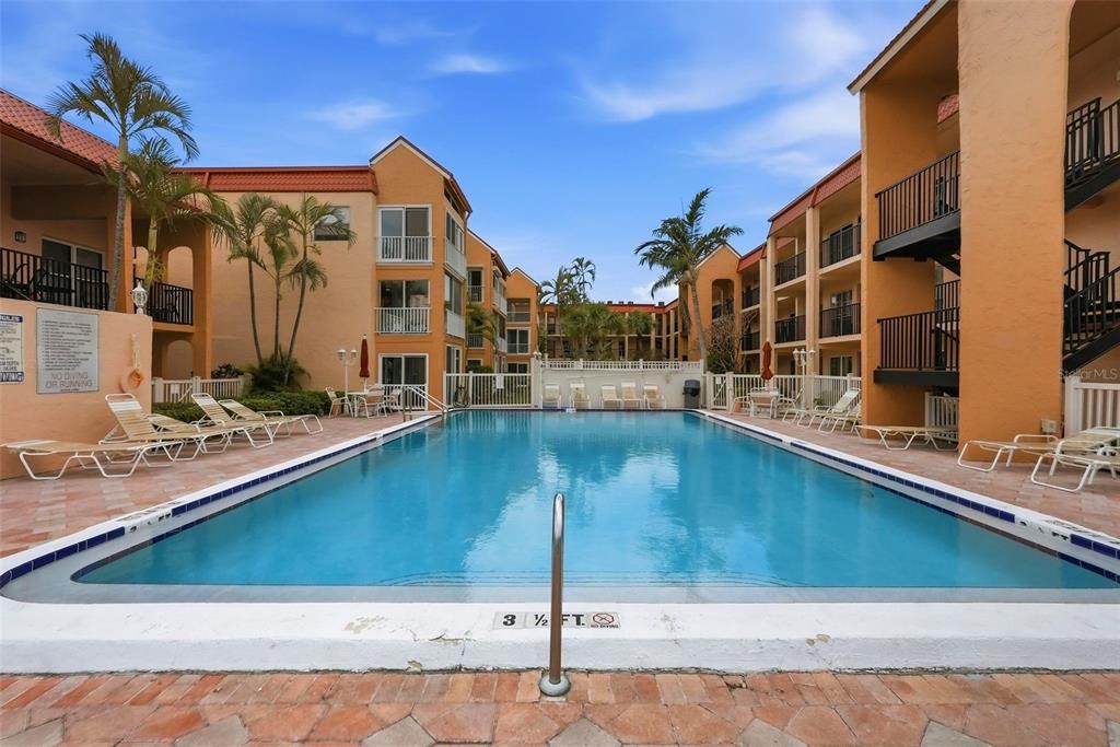 For Sale: $315,000 (1 beds, 1 baths, 470 Square Feet)