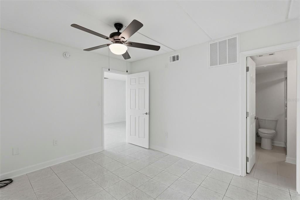 For Sale: $315,000 (1 beds, 1 baths, 470 Square Feet)