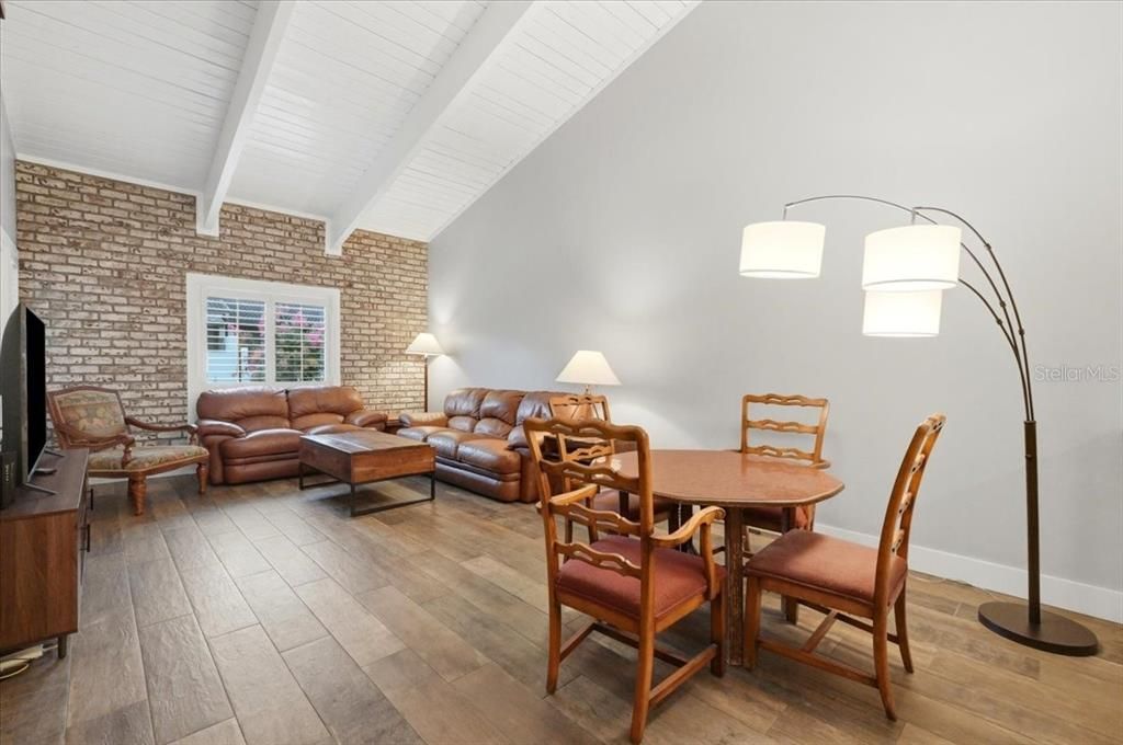 На продажу: $189,999 (2 спален, 2 ванн, 1244 Квадратных фут)