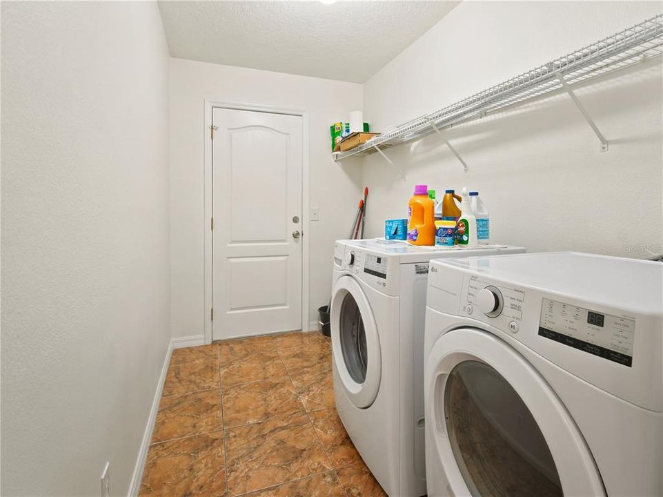 En Renta: $2,400 (4 camas, 3 baños, 2573 Pies cuadrados)