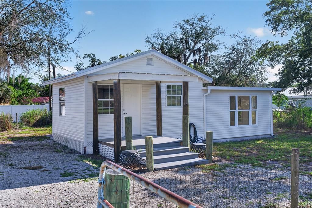 For Sale: $170,000 (2 beds, 1 baths, 670 Square Feet)