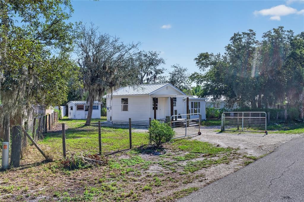 For Sale: $170,000 (2 beds, 1 baths, 670 Square Feet)