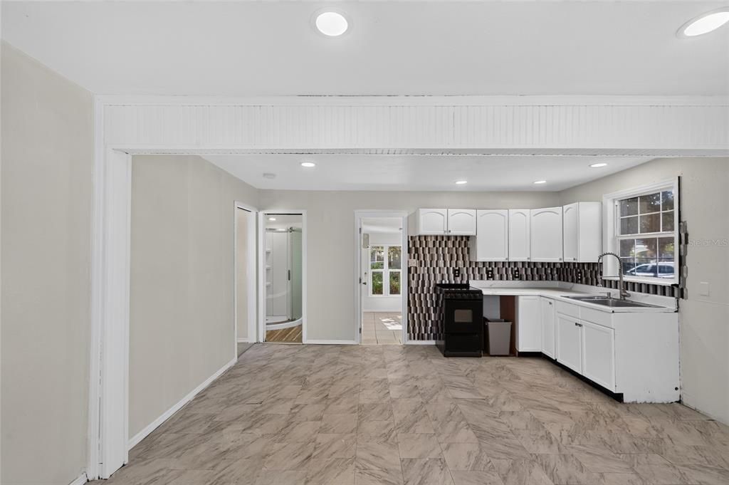 For Sale: $170,000 (2 beds, 1 baths, 670 Square Feet)