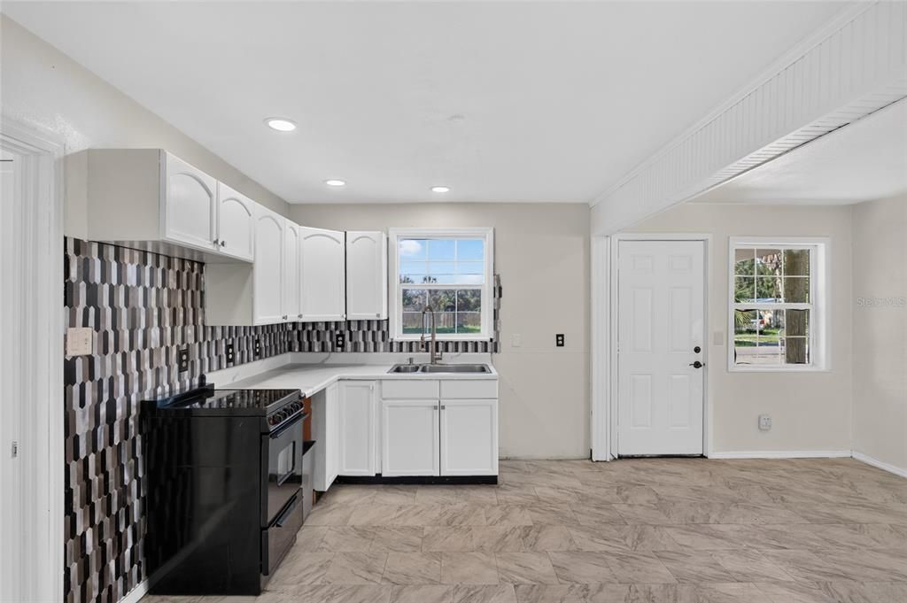 For Sale: $170,000 (2 beds, 1 baths, 670 Square Feet)