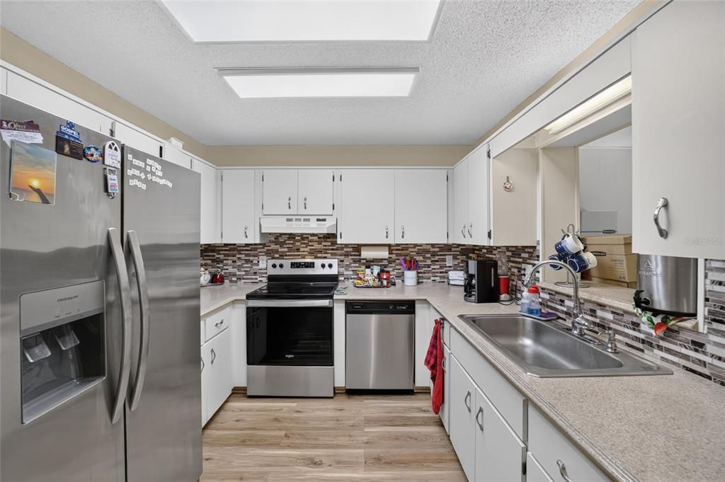 На продажу: $144,900 (2 спален, 2 ванн, 1341 Квадратных фут)
