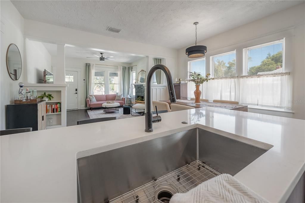 For Sale: $450,000 (2 beds, 2 baths, 1044 Square Feet)