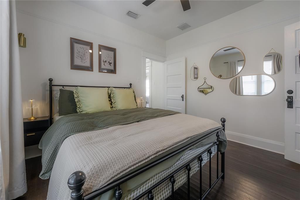 For Sale: $450,000 (2 beds, 2 baths, 1044 Square Feet)