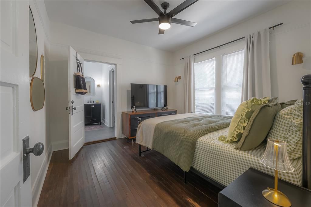 For Sale: $450,000 (2 beds, 2 baths, 1044 Square Feet)