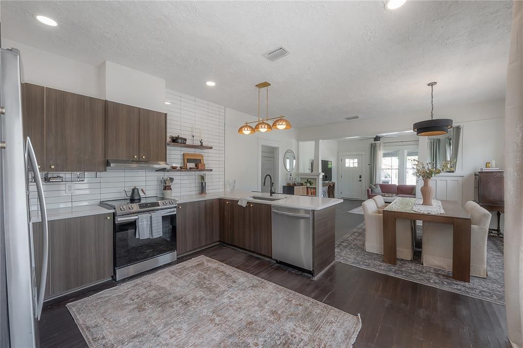 For Sale: $450,000 (2 beds, 2 baths, 1044 Square Feet)