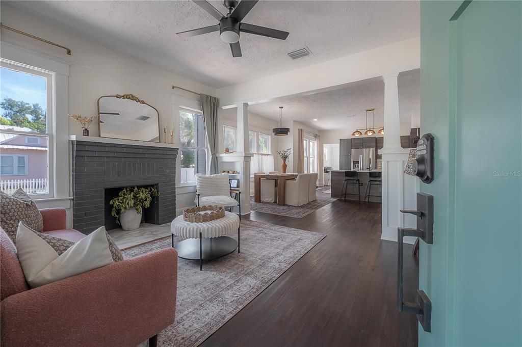 For Sale: $450,000 (2 beds, 2 baths, 1044 Square Feet)