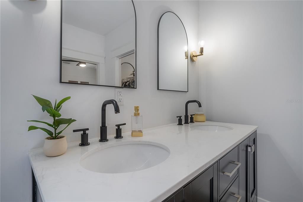 For Sale: $450,000 (2 beds, 2 baths, 1044 Square Feet)