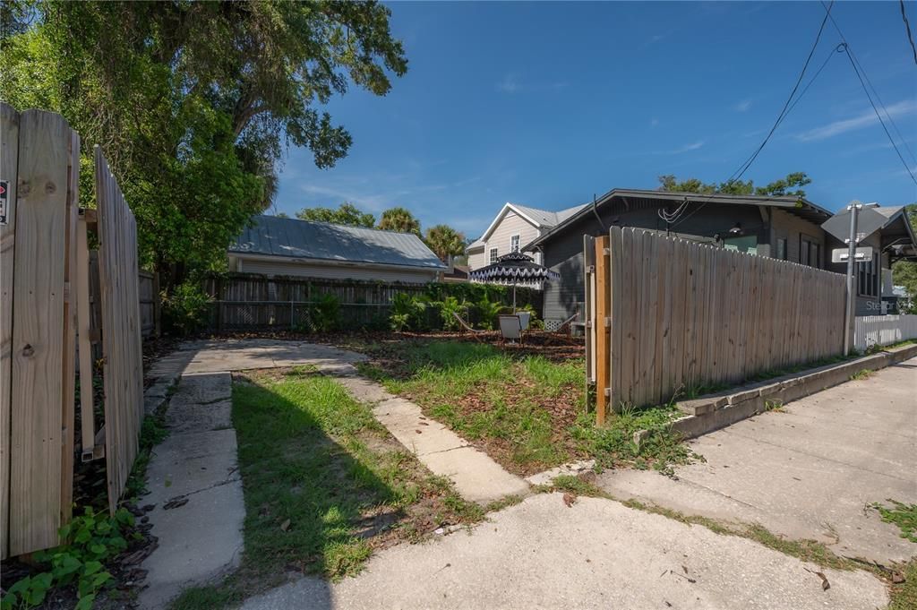 For Sale: $450,000 (2 beds, 2 baths, 1044 Square Feet)