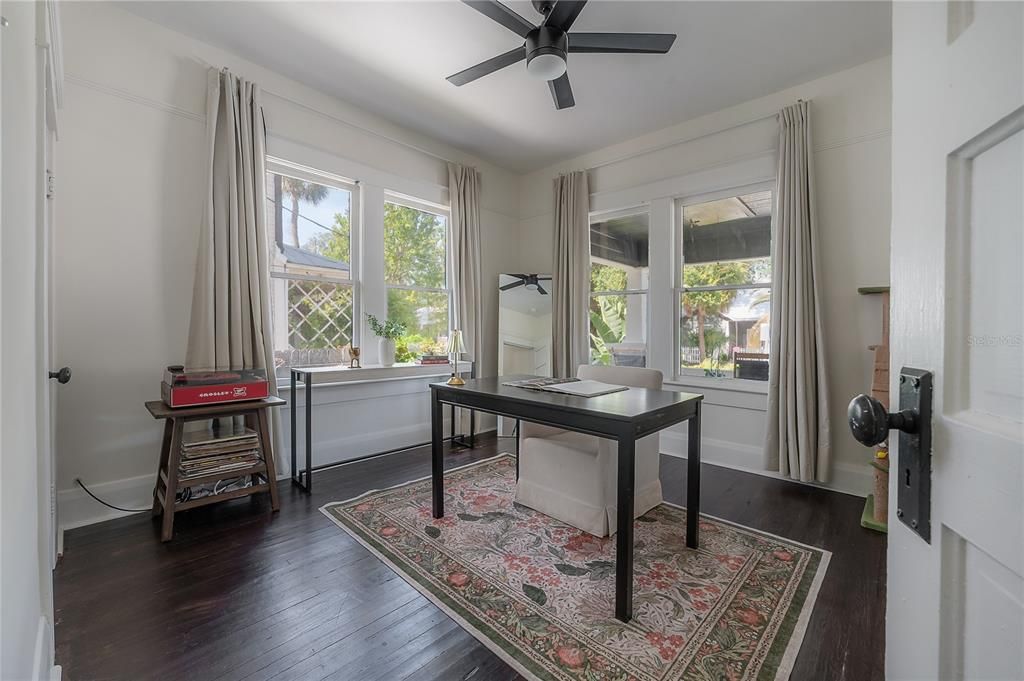For Sale: $450,000 (2 beds, 2 baths, 1044 Square Feet)