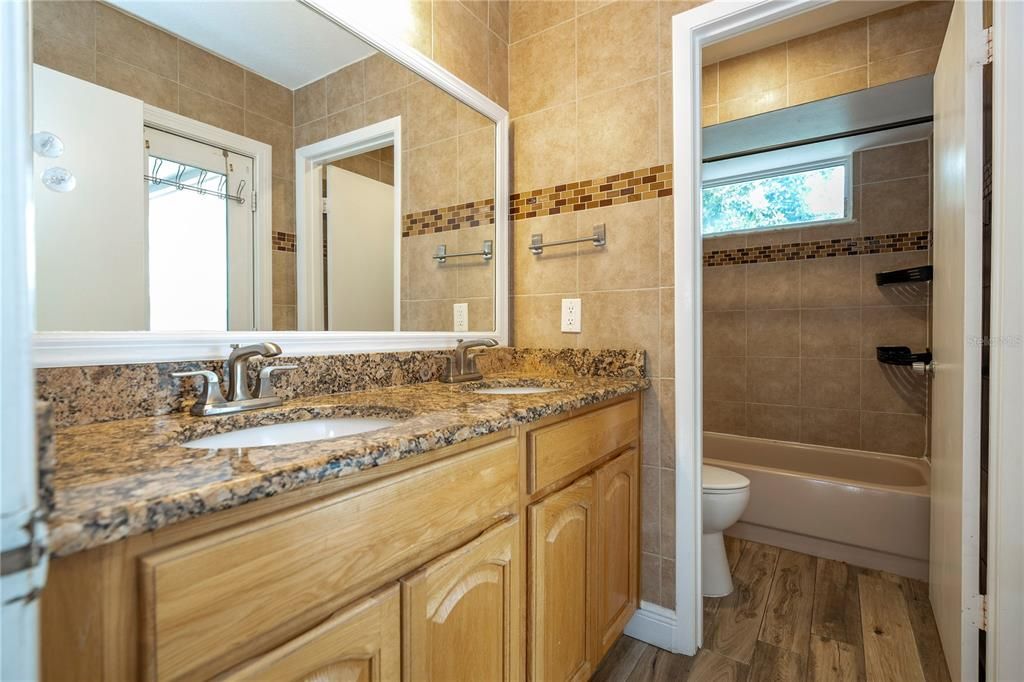 На продажу: $439,900 (4 спален, 2 ванн, 1775 Квадратных фут)