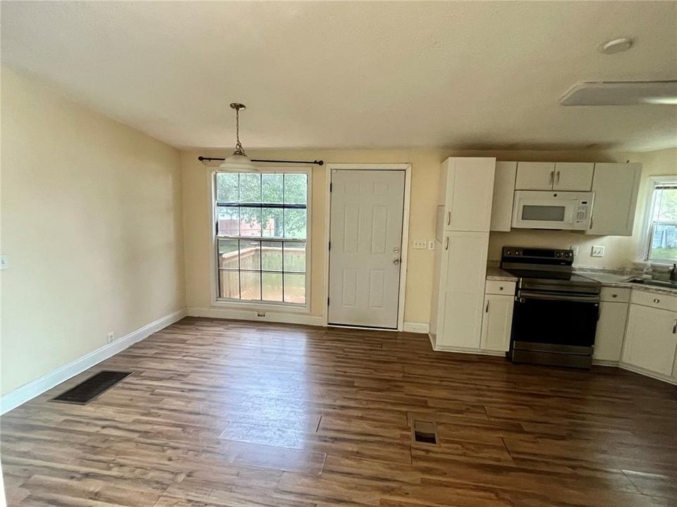 For Sale: $124,900 (2 beds, 2 baths, 825 Square Feet)