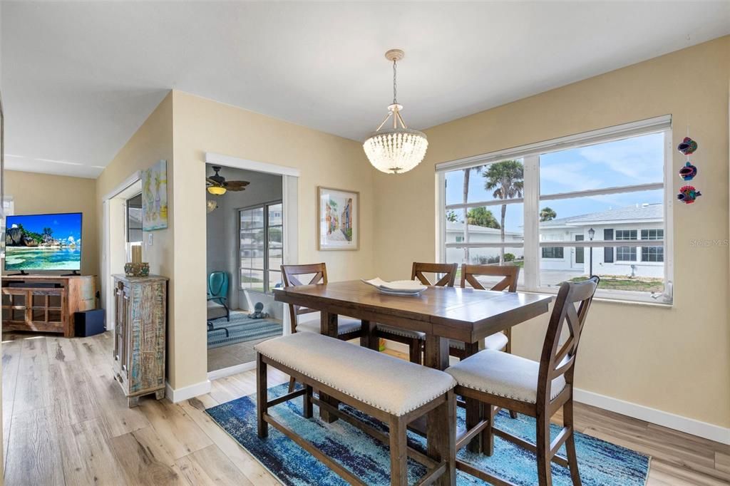 En Venta: $354,900 (2 camas, 2 baños, 939 Pies cuadrados)