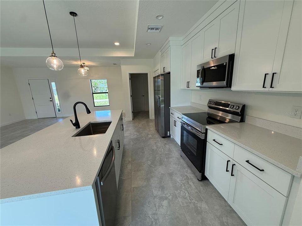 Под контрактом: $2,050 (3 спален, 2 ванн, 1706 Квадратных фут)