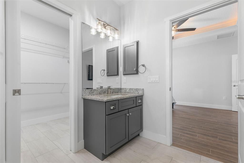 En Venta: $999,900 (4 camas, 3 baños, 2356 Pies cuadrados)