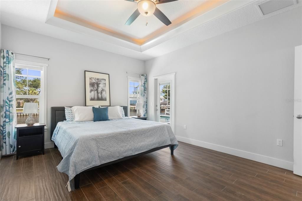 En Venta: $999,900 (4 camas, 3 baños, 2356 Pies cuadrados)