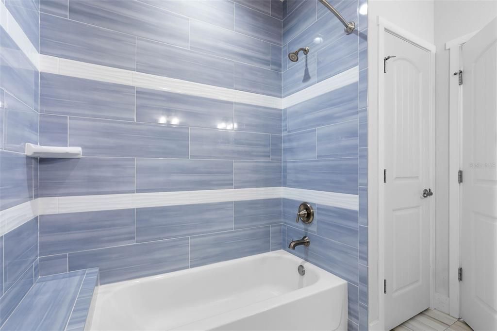 En Venta: $999,900 (4 camas, 3 baños, 2356 Pies cuadrados)