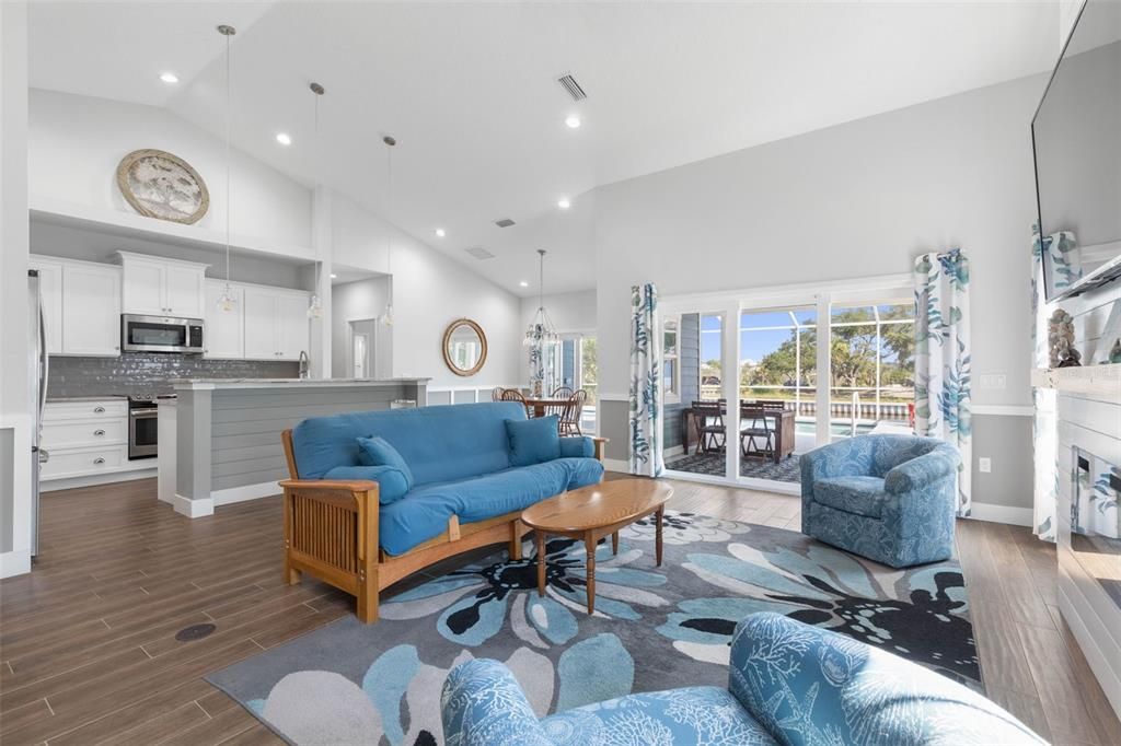 En Venta: $999,900 (4 camas, 3 baños, 2356 Pies cuadrados)