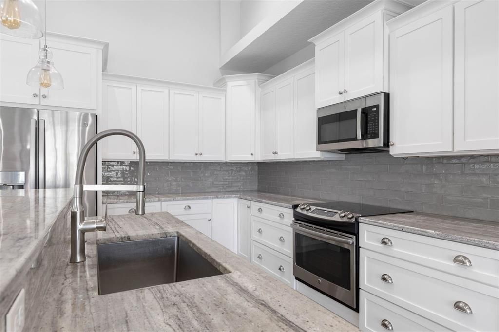 En Venta: $999,900 (4 camas, 3 baños, 2356 Pies cuadrados)