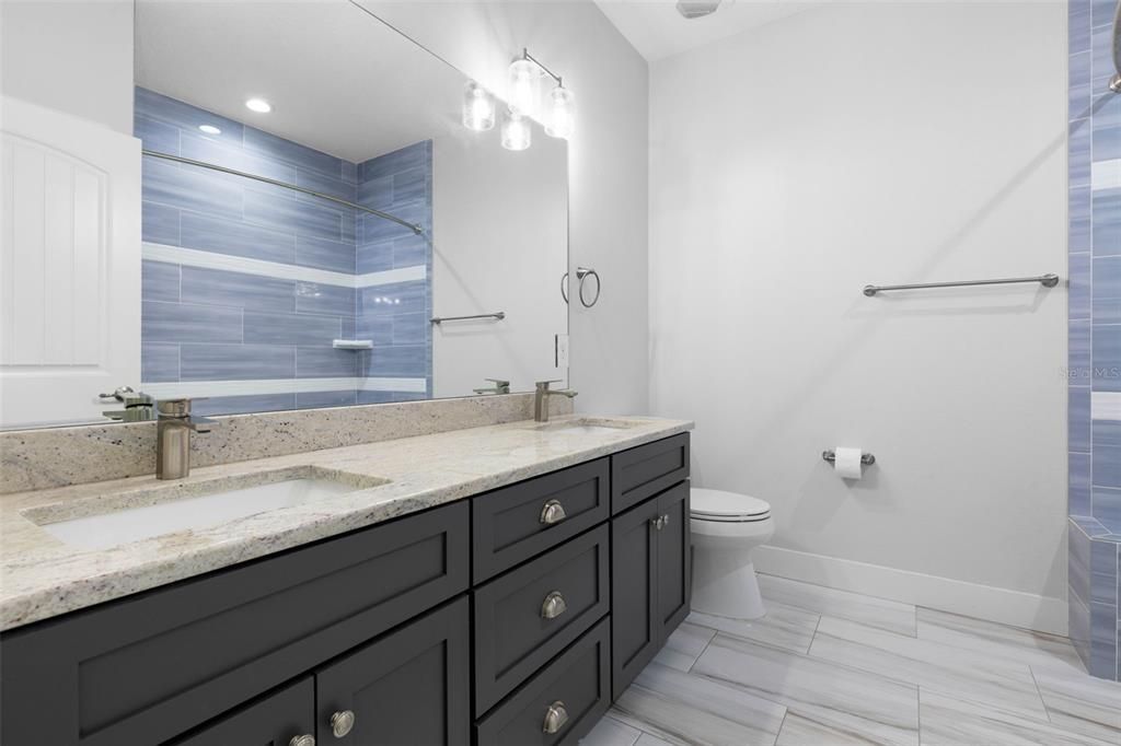 En Venta: $999,900 (4 camas, 3 baños, 2356 Pies cuadrados)