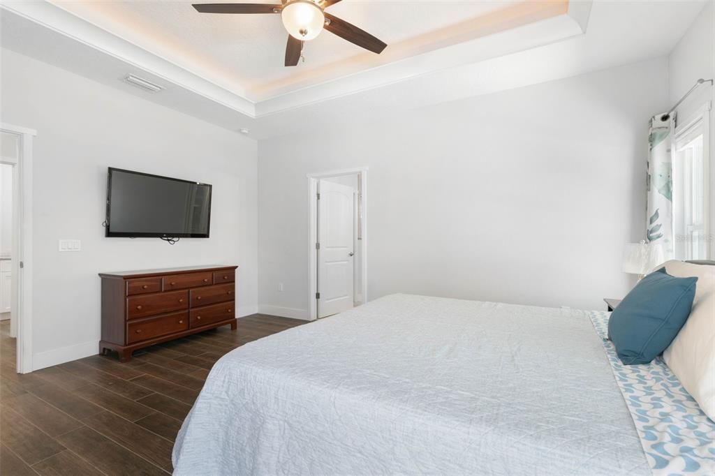 En Venta: $999,900 (4 camas, 3 baños, 2356 Pies cuadrados)