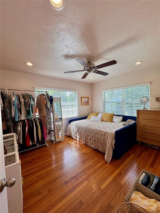 Activo con contrato: $320,000 (3 camas, 2 baños, 1548 Pies cuadrados)