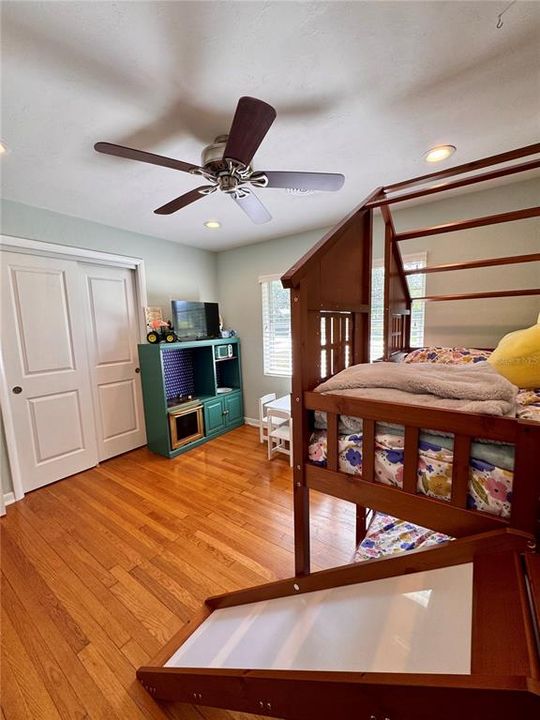 Activo con contrato: $320,000 (3 camas, 2 baños, 1548 Pies cuadrados)
