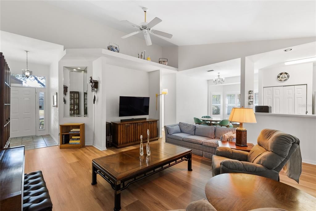 Active With Contract: $345,900 (3 beds, 2 baths, 1535 Square Feet)