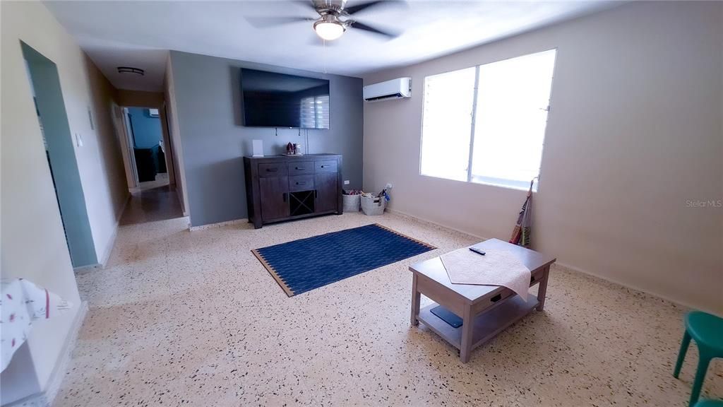 На продажу: $375,000 (5 спален, 2 ванн, 2130 Квадратных фут)