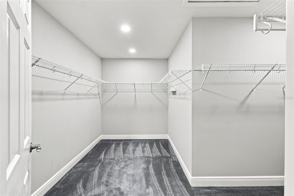 En Venta: $590,000 (4 camas, 2 baños, 2799 Pies cuadrados)