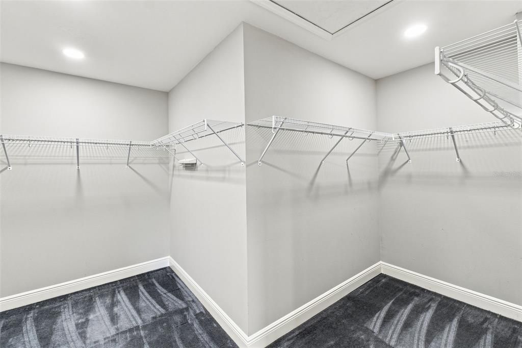 En Venta: $590,000 (4 camas, 2 baños, 2799 Pies cuadrados)