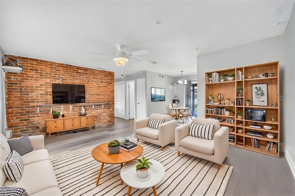 For Sale: $315,000 (3 beds, 2 baths, 1091 Square Feet)