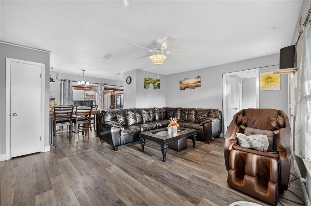 For Sale: $315,000 (3 beds, 2 baths, 1091 Square Feet)