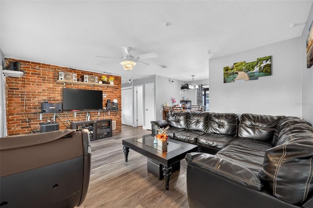 For Sale: $315,000 (3 beds, 2 baths, 1091 Square Feet)