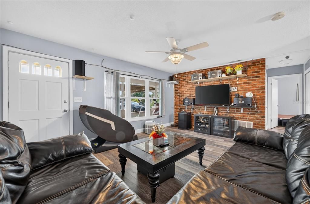 For Sale: $315,000 (3 beds, 2 baths, 1091 Square Feet)