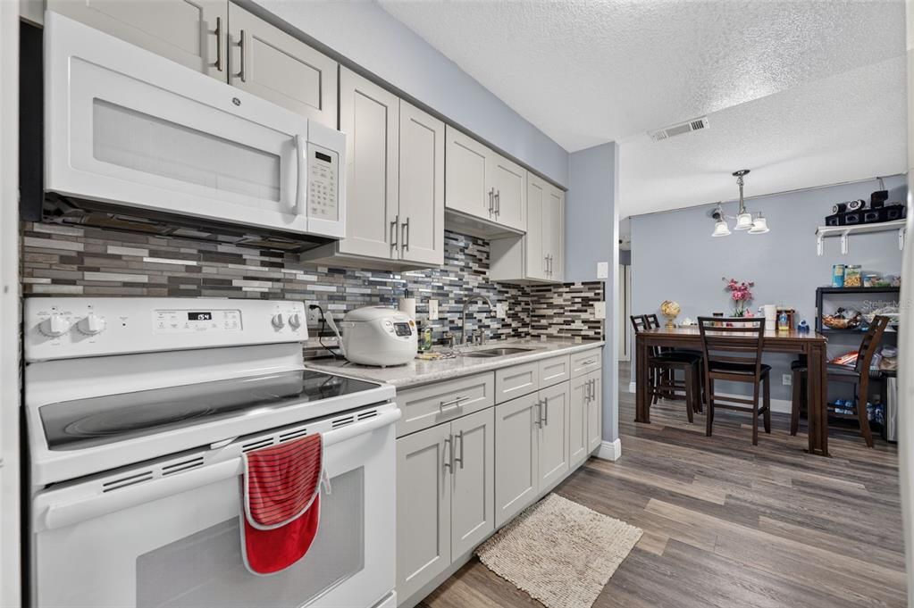 For Sale: $315,000 (3 beds, 2 baths, 1091 Square Feet)
