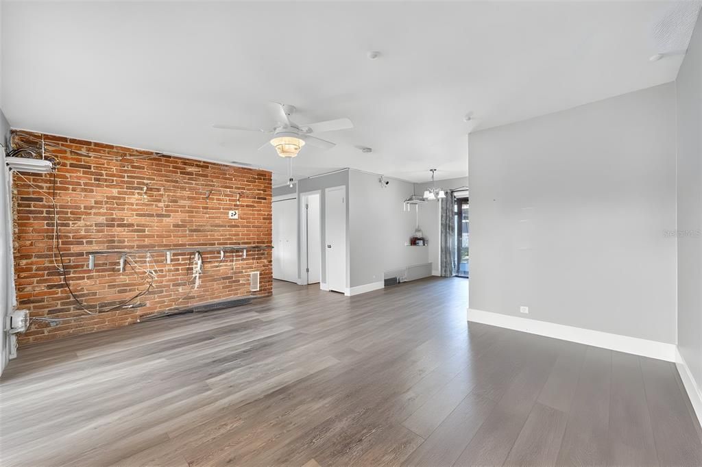 For Sale: $315,000 (3 beds, 2 baths, 1091 Square Feet)
