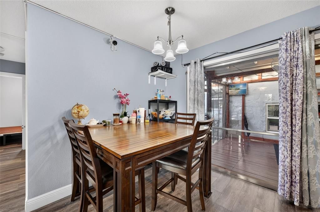 For Sale: $315,000 (3 beds, 2 baths, 1091 Square Feet)