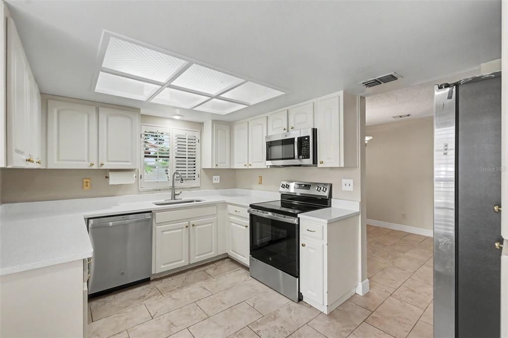 For Sale: $399,000 (3 beds, 2 baths, 1659 Square Feet)