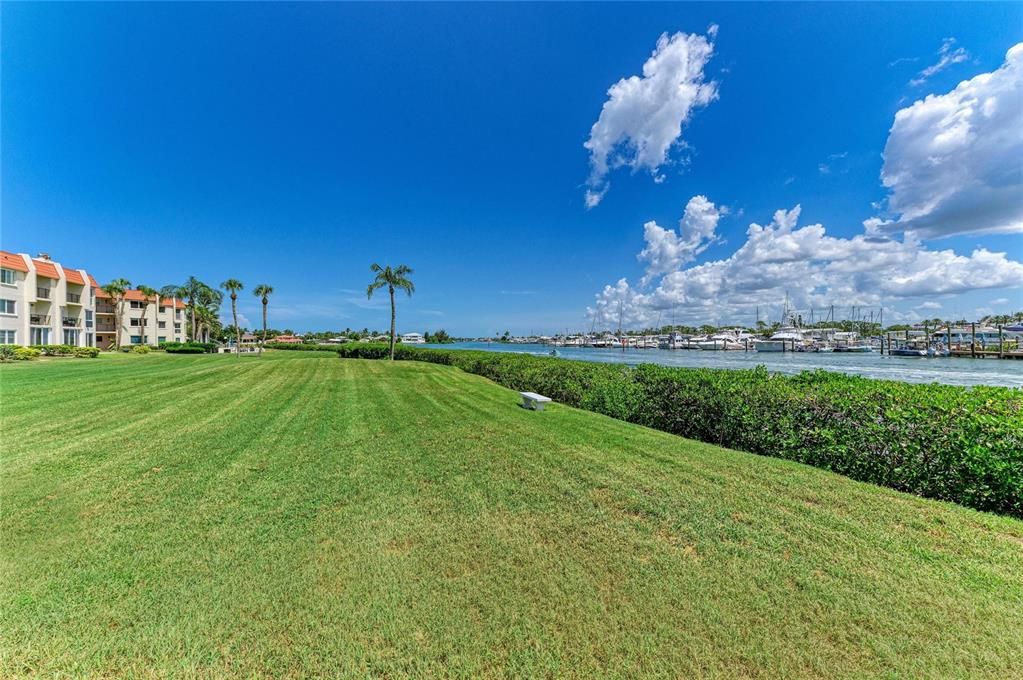 For Sale: $425,000 (2 beds, 2 baths, 1008 Square Feet)