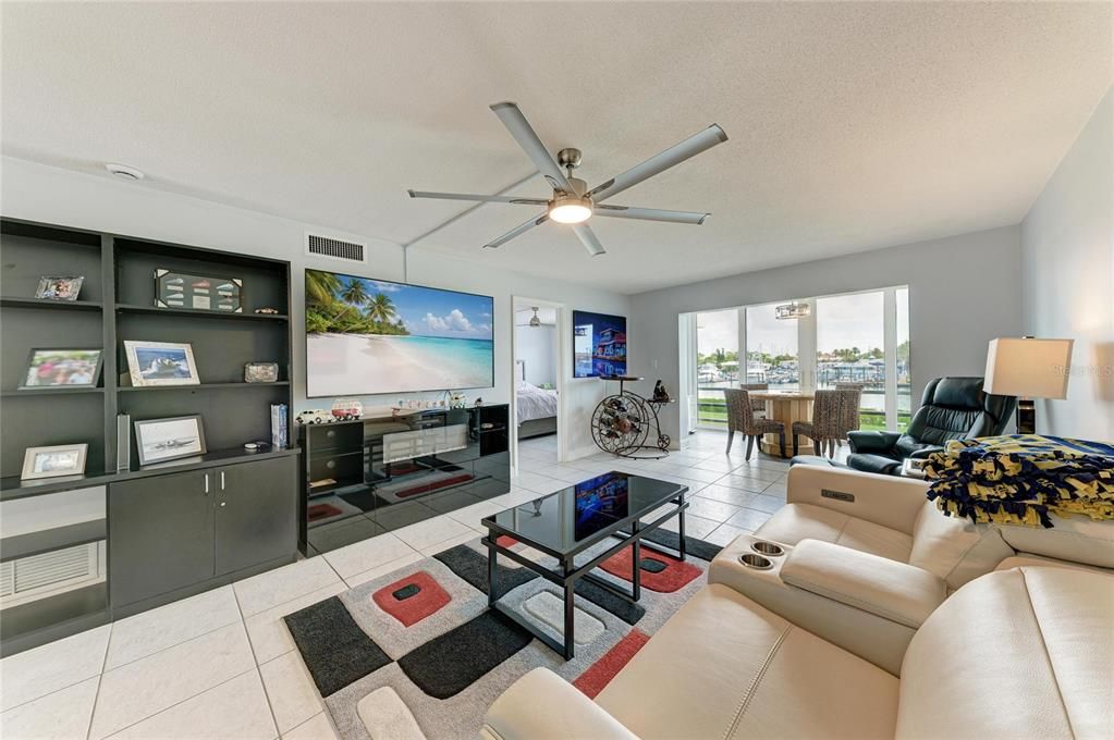 For Sale: $425,000 (2 beds, 2 baths, 1008 Square Feet)
