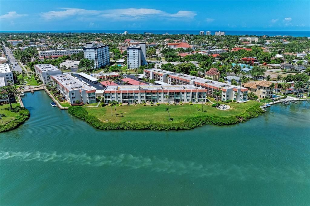 For Sale: $425,000 (2 beds, 2 baths, 1008 Square Feet)
