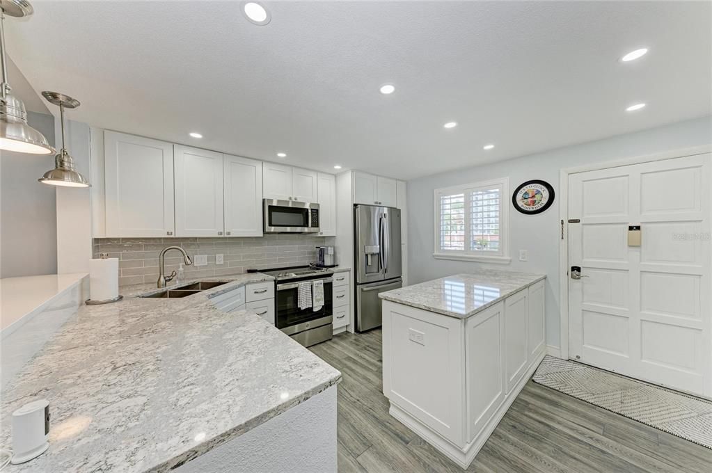 For Sale: $425,000 (2 beds, 2 baths, 1008 Square Feet)