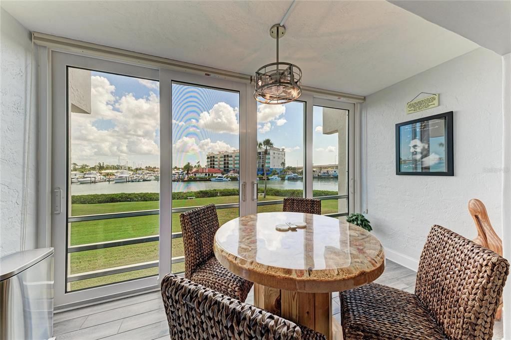 For Sale: $425,000 (2 beds, 2 baths, 1008 Square Feet)